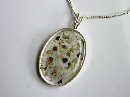 Keepsake pendant for ashes