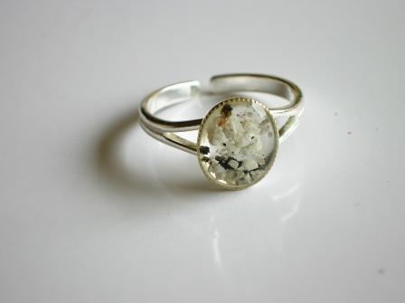 Memorial ring for cremated ashes